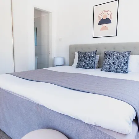Delightful 1-bedroom Holiday With Balcony All Yours *